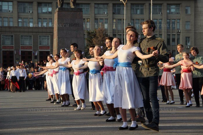 Вальс исполняют