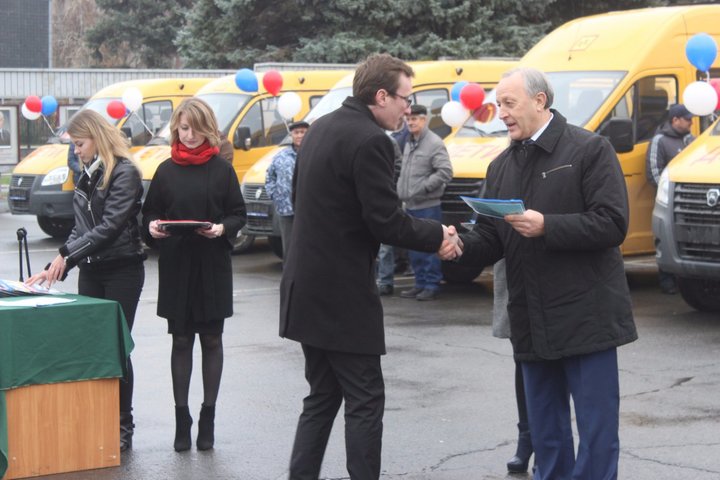 губернатор Саратовской области Валерий Радаев и представитель учебного заведения