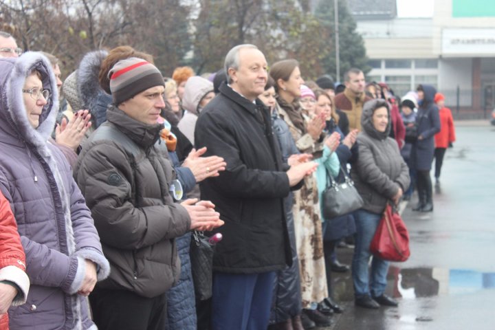 губернатор Саратовской области Валерий Радаев и участники торжественного вручения ключей от автобусов