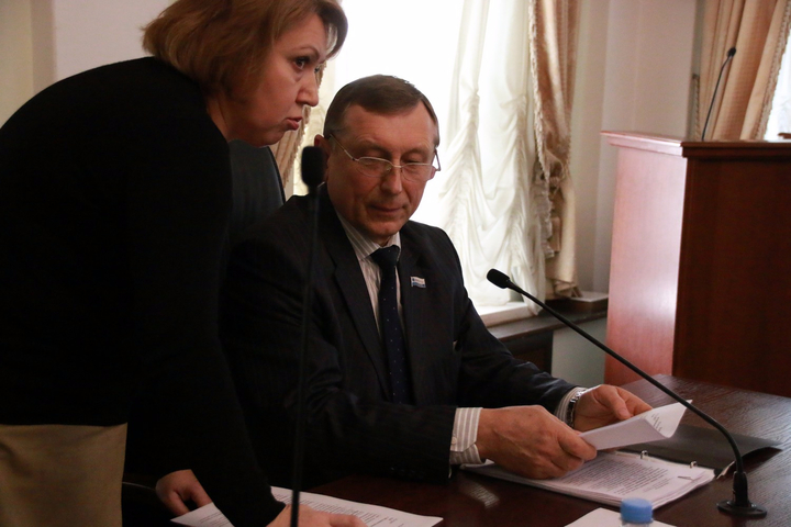 депутат Анатолий Серебряков (справа)