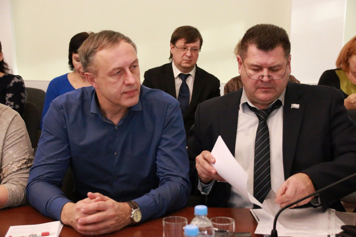 депутат гордумы Вячеслав Тарасов (справа)