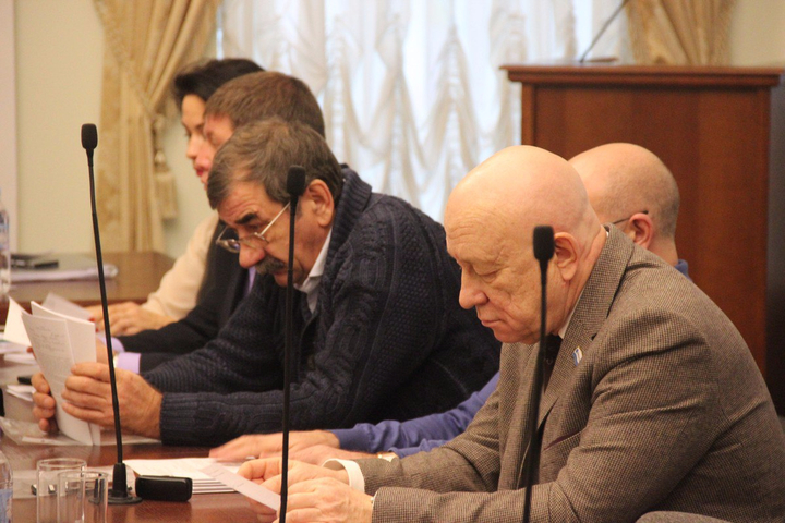 депутаты гордумы Юрий Ерофеев (в центре) и Леонид Коссович (справа)