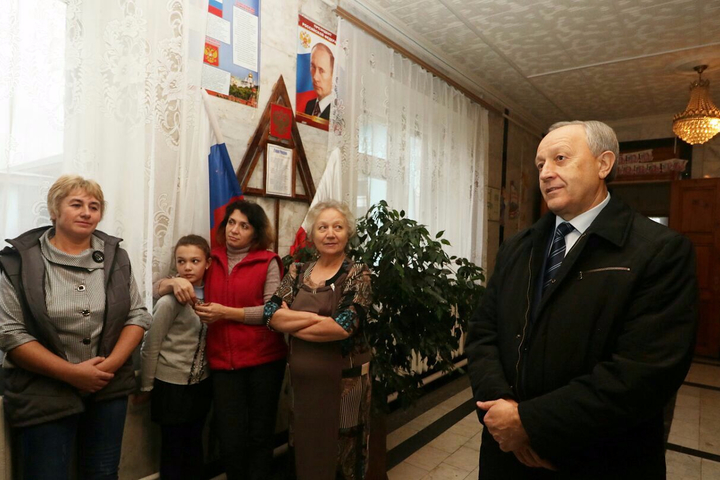 Губернатор Саратовской области Валерий Радаев (справа)