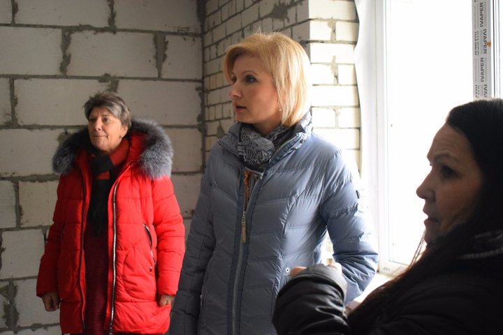 Депутат Государственной думы РФ Ольга Баталина на встрече с дольщиками проблемного дома на улице Чехова