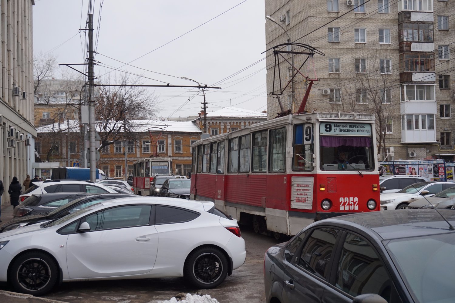 Трамвай 4 ижевск. Встали трамваи в Саратове Мирный переулок.