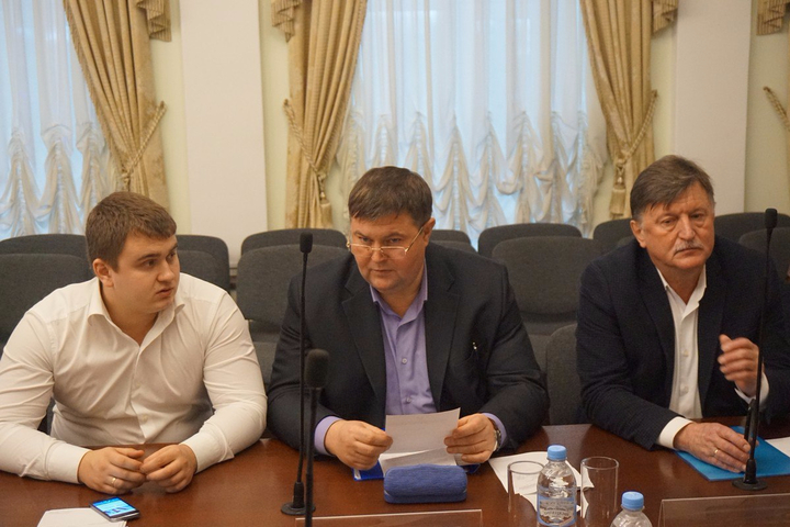 член Общественной палаты Евгений Лузановский, глава дорожного комитета мэрии Саратова Геннадий Свиридов и главный архитектор Саратова Виталий Желанов