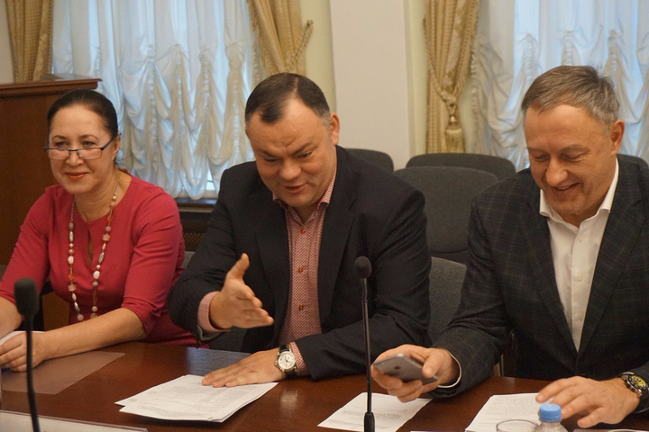 депутат гордумы Сергей Сурменев (в центре)