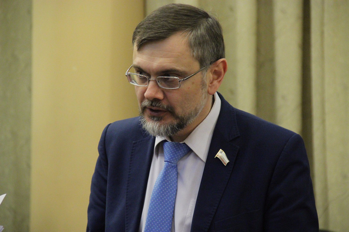 Председатель комитета общественных связей и национальной политики области Сергей Зюзин