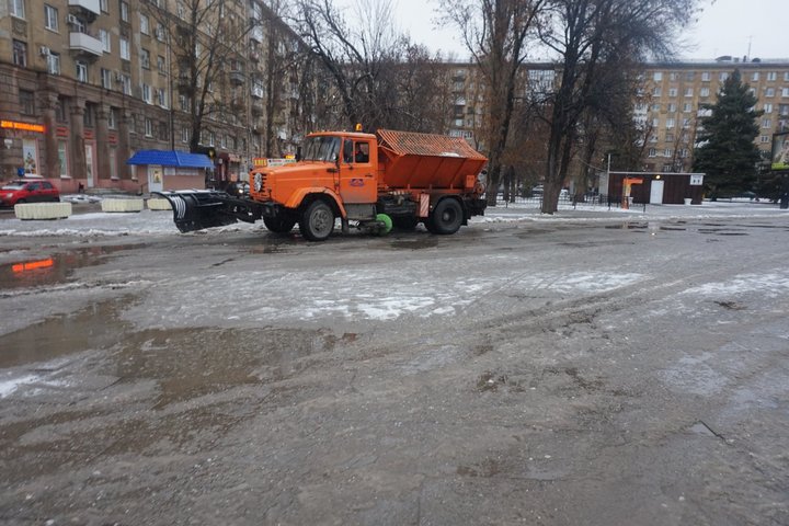 Уборка снега на площади Кирова