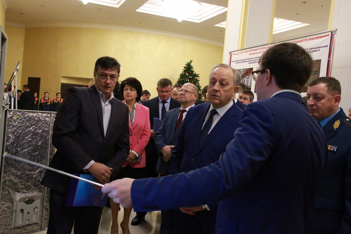 Губернатор Валерий Радаев (в центре справа)