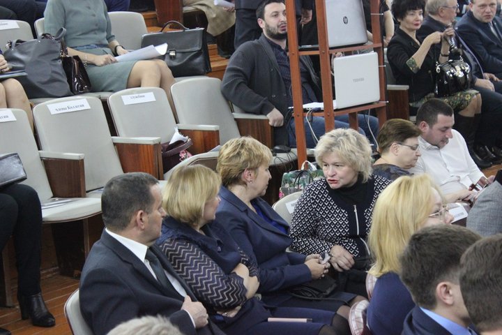 член Общественной палаты области Наталья Королькова (в центре)