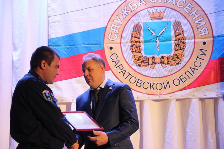 Зампред правительства Василий Разделкин (справа)