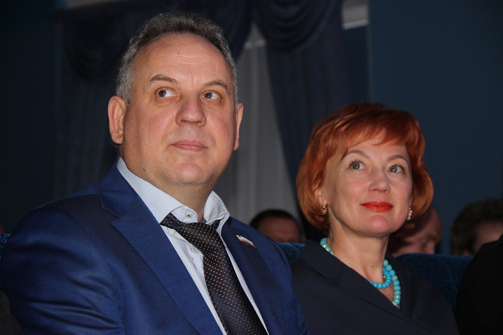 Зампред правительства Василий Разделкин (слева)