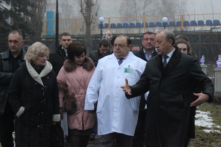 Главный врач больницы №9 Олег Костин и губернатор Валерий Радаев (справа)