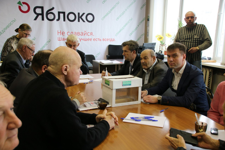 Григорий Гришин (за столом справа)