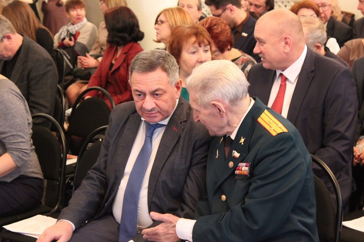 директор музея боевой и трудовой славы Борис Шинчук и ветеран Георгий Фролов