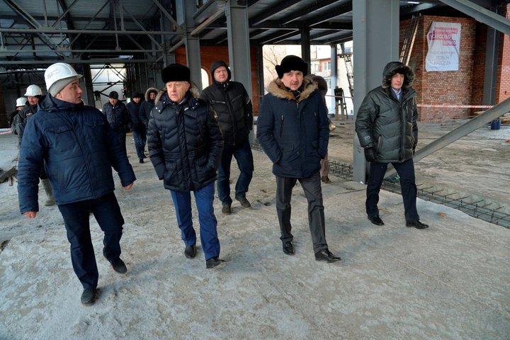 Губернатор Саратовской области (второй слева) со строителями 