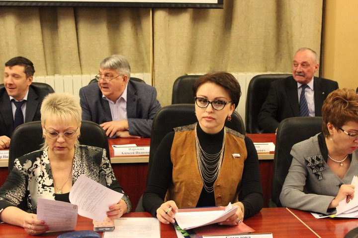 Министр занятости, труда и миграции Саратовской области Наталья Соколова (в центре)