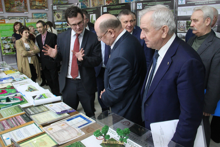 Председатель областной думы Иван Кузьмин (в центре) и председатель городской думы Виктор Малетин