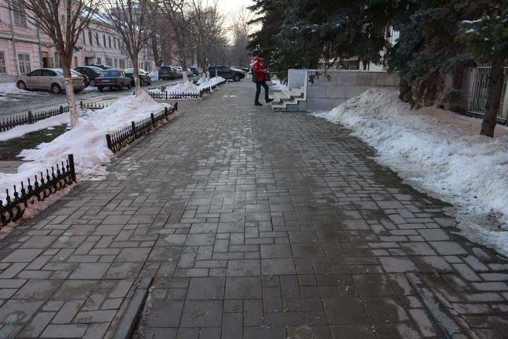 очищенный тротуар у министерства строительства и ЖКХ на улице Челюскинцев