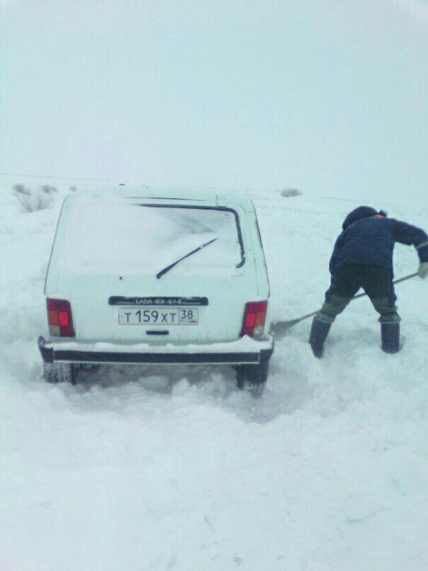 Нива замерзла. Нива застряла в снегу. Нива по крышу в снегу. Нива застряла в снегу ночью. Новоузенск в Снежном плену.