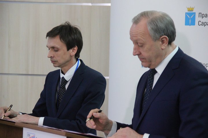 Губернатор Валерий Радаев (справа)