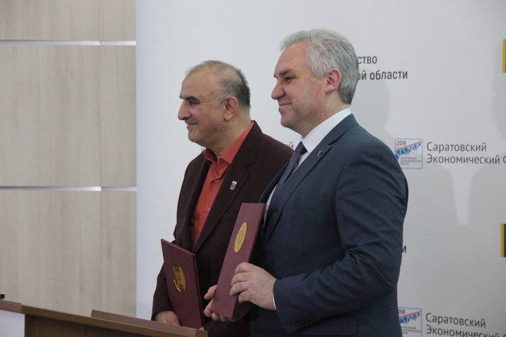 Депутат Алексей Антонов (справа)