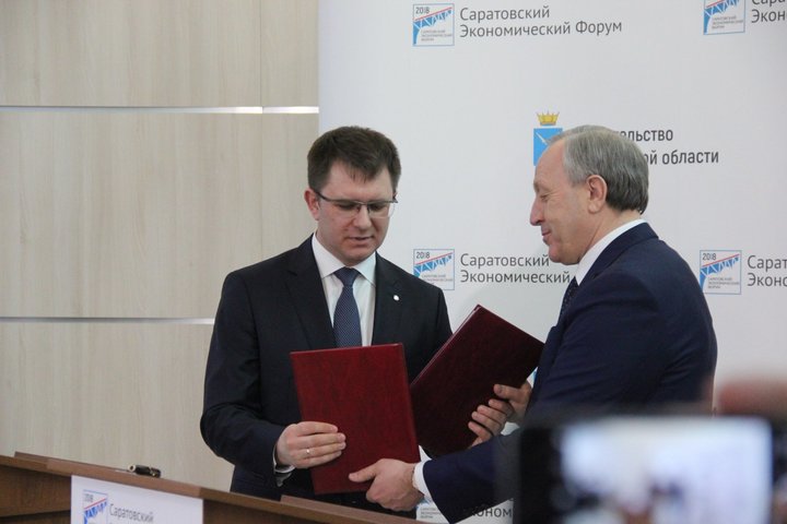 Губернатор Валерий Радаев (справа)