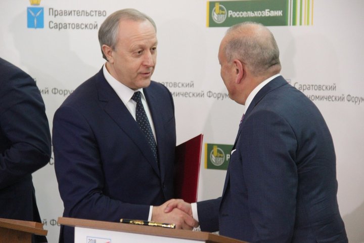 Губернатор Валерий Радаев (слева)