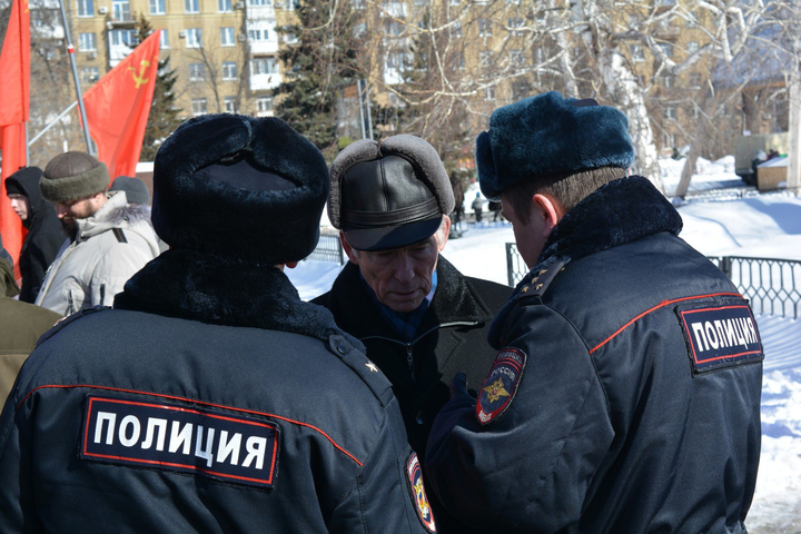 депутат гордумы Геннадий Турунтаев (в центре)