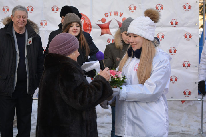 Почетный донор СССР Ольга Платова получает памятный подарок