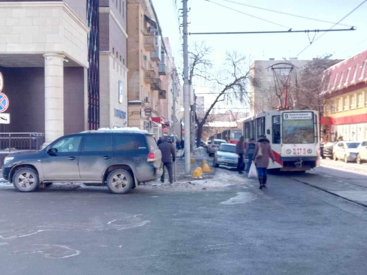 Четыре трамвайных маршрута и множество автомобилистов встали в пробке из-за  ДТП в Мирном переулке — ИА «Версия-Саратов»