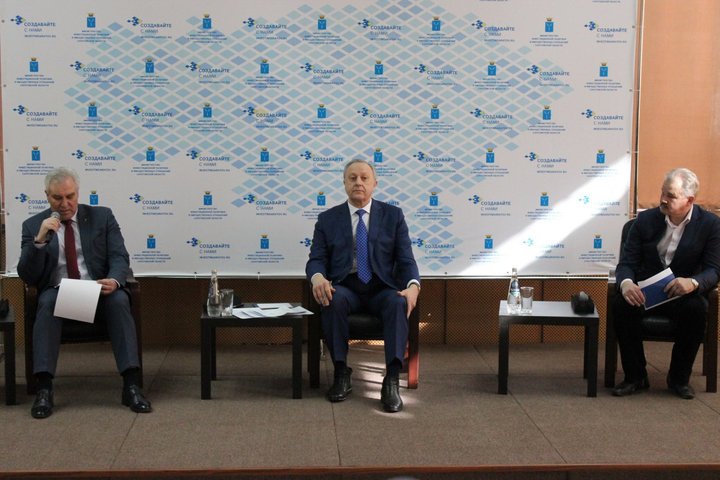 Депутат Алексей Антонов, губернатор Валерий Радаев, бизнес-омбудсмен Михаил Петриченко