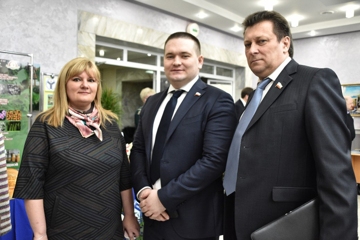 Депутаты Анастасия Реброва, Андрей Воробьев (в центре) и Владимир Агафонов (справа)