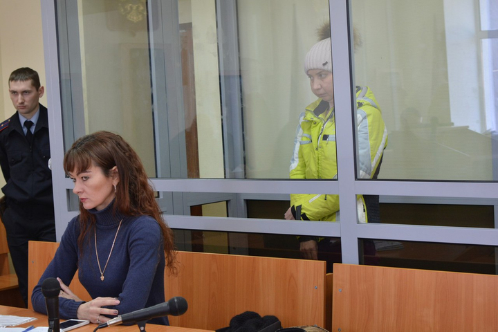 подозреваемая Юлия Быстрова (справа)
