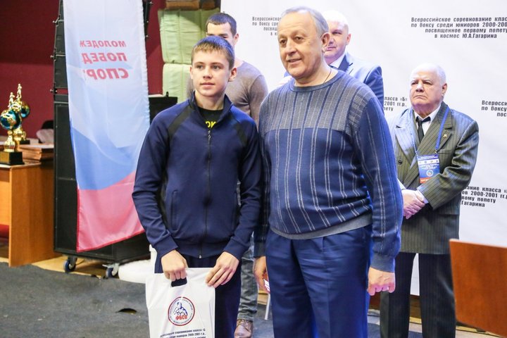 губернатор Валерия Радаев с юным боксером