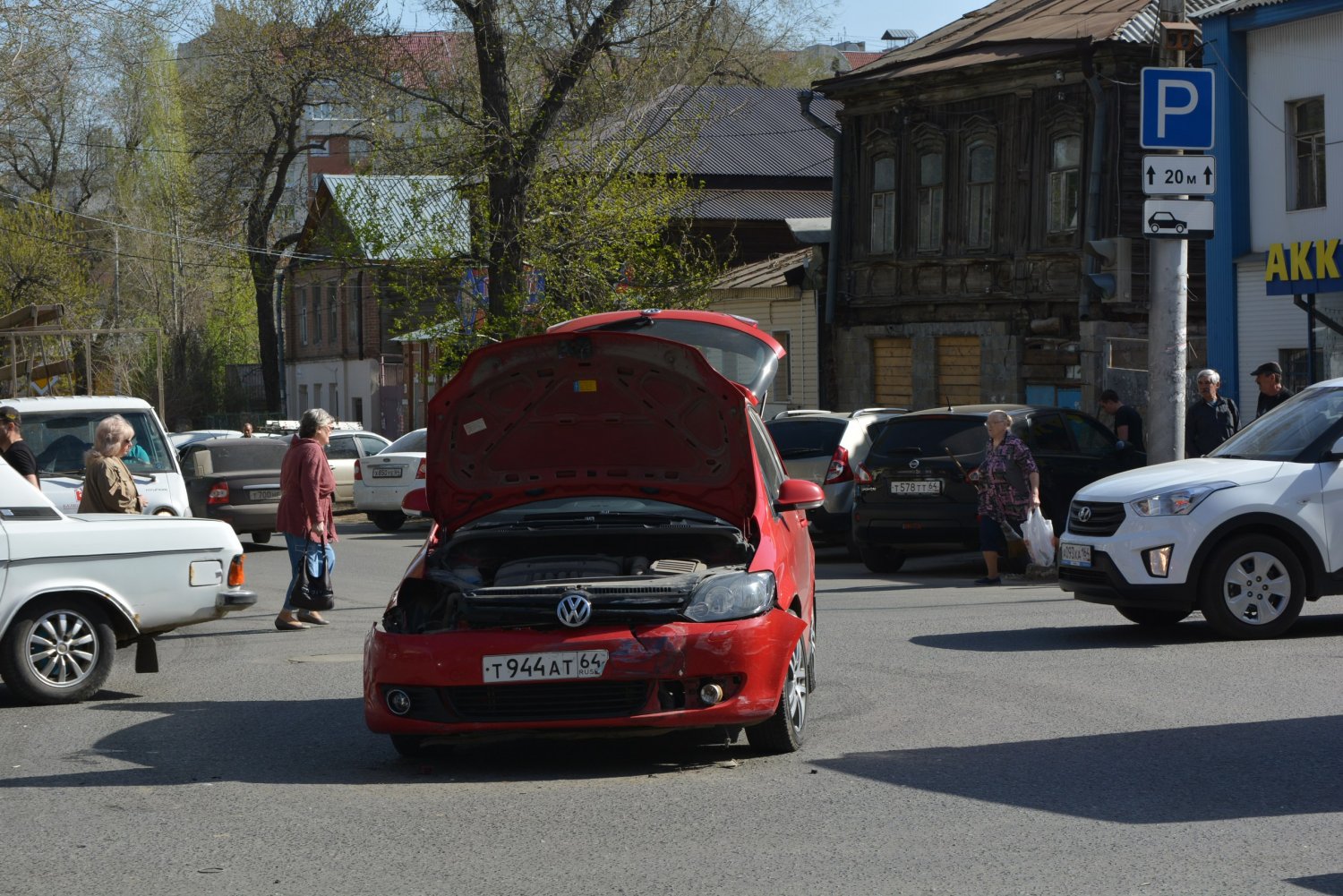 В центре Саратова автомобиль такси перевернулся после массового ДТП — ИА  «Версия-Саратов»