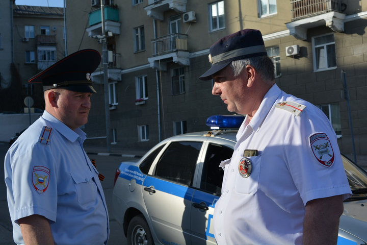 Замначальника полиции по охране общественного порядка УМВД по городу Саратову Виктор Мудров (слева)