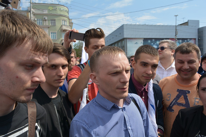 Координатор саратовского штаба Навального Михаил Мурыгин (в центре)