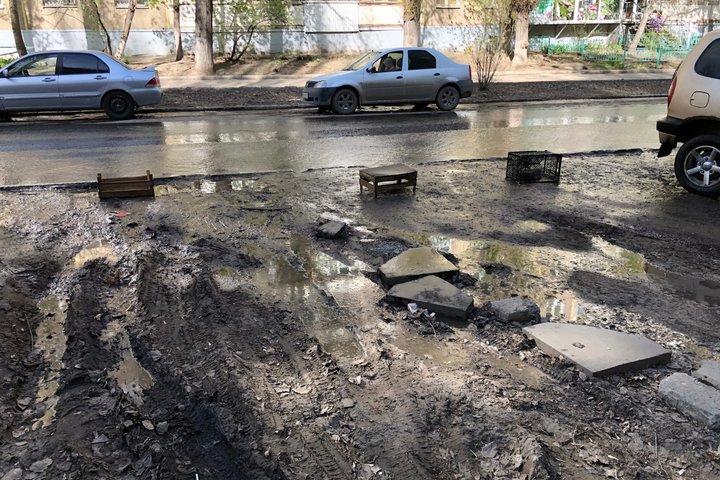 Трещина в тротуаре. Ужасные дороги. Самые грязные пешеходные дорожки. Накаком месте грязности уфа. Грязь на пешеходной дорожке.