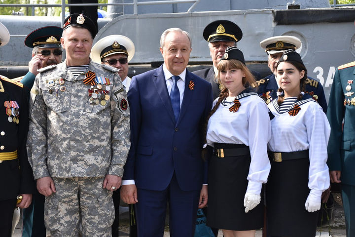 губернатор Валерий Радаев (в центре)