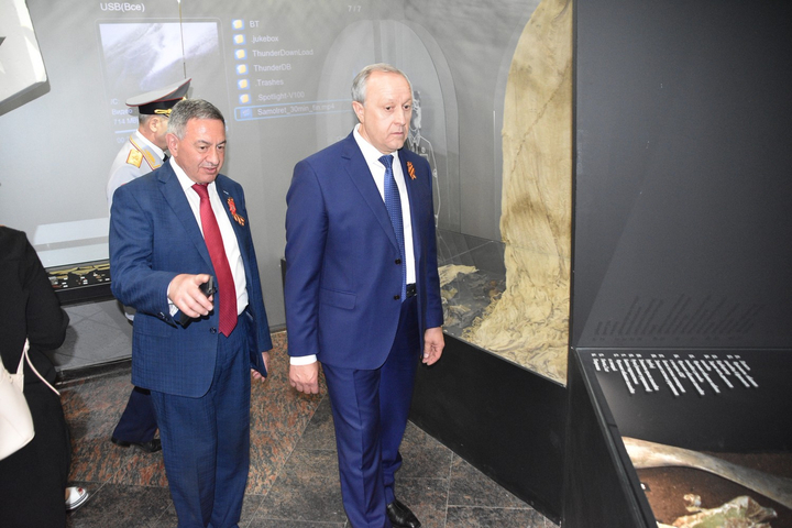 Губернатор Валерий Радаев (справа) 