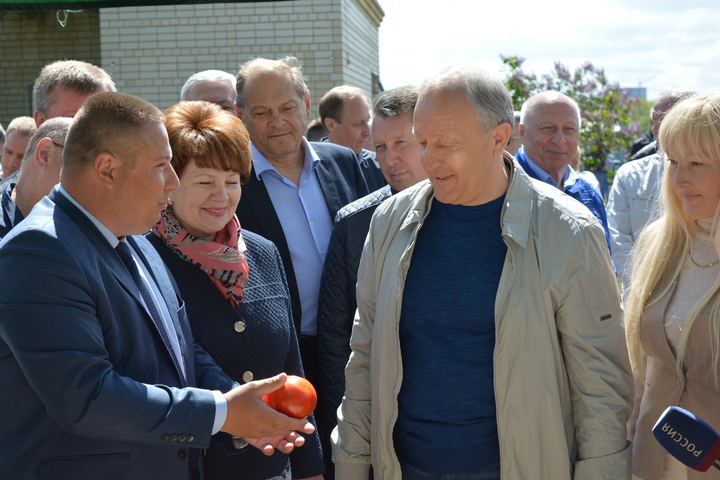 губернатор Валерий Радаев (в центре)