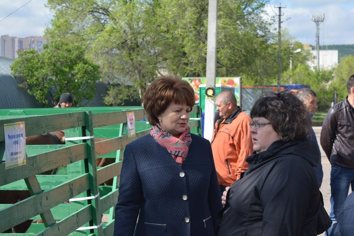 министр сельского хозяйства Татьяна Кравцева (слева)