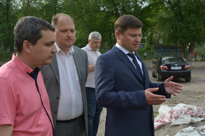 Министр строительства и ЖКХ области Дмитрий Тепин (справа), председатель комитата ЖКХ администрации Саратова Александр Мышев (в центре)