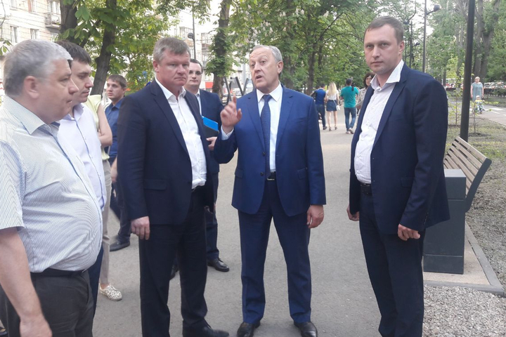 Глава города Михаил Исаев (в центре слева) и губернатор Валерий Радаев (в центре справа)
