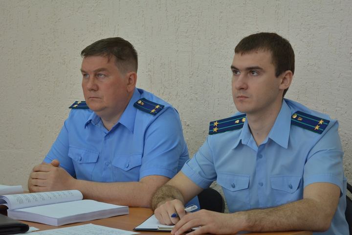 Прокурор Юрий Чайковский (слева)