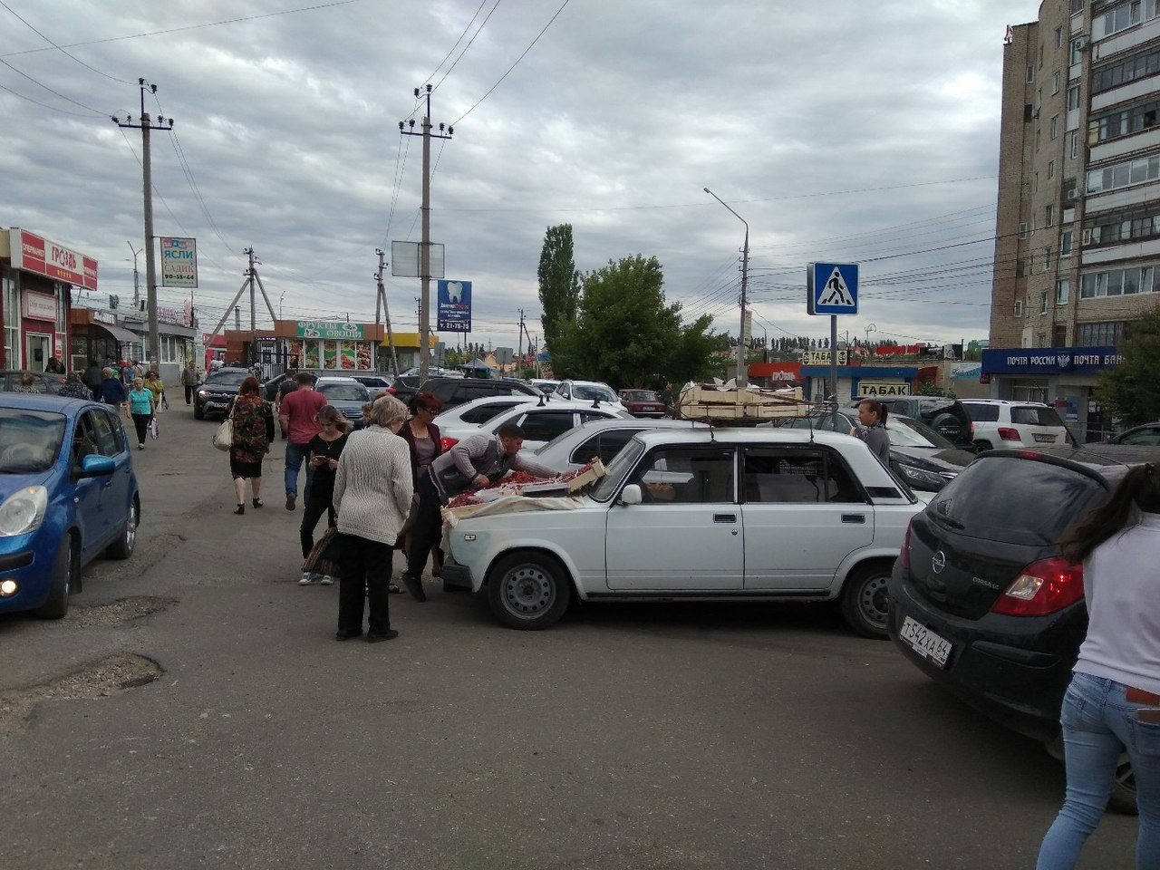 Жители Юбилейного пожаловались на незаконных торговцев, оккупировавших  парковку — ИА «Версия-Саратов»