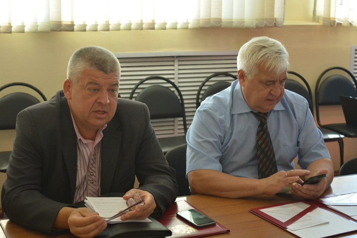 Члены избирательной комиссии Андрей Немчанинов и Александр Чурсин