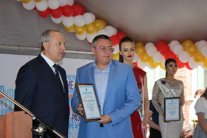 Губернатор Валерий Радаев (слева)